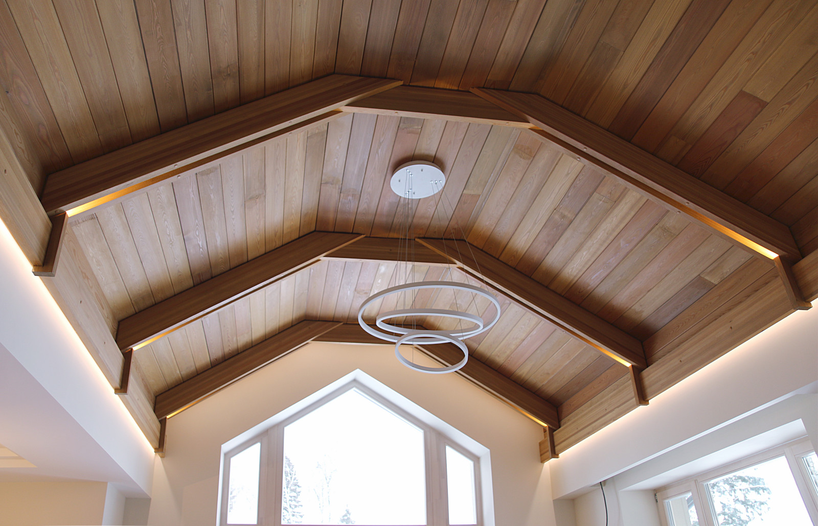 Просторная спальня в доме с деревянным потолком