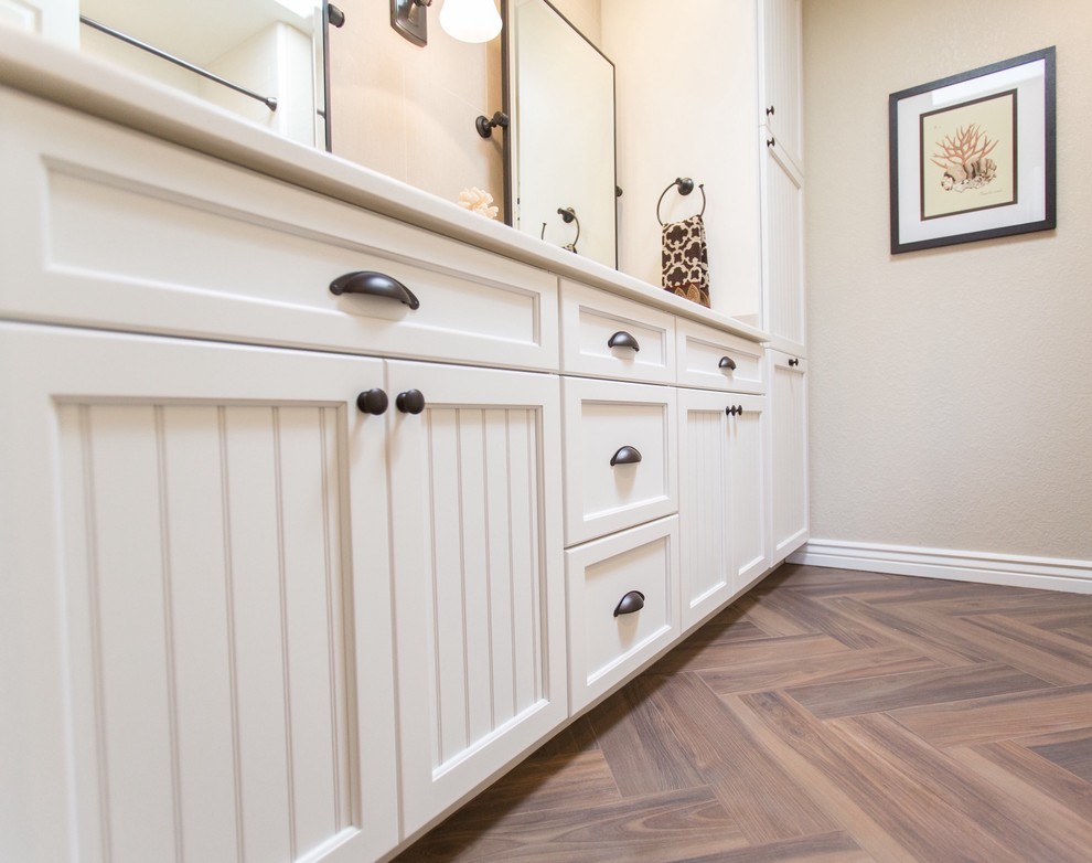 Transitional home design photo in Phoenix