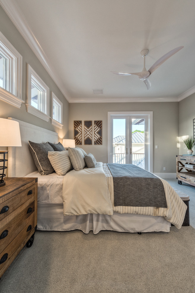 Example of a transitional home design design in Miami