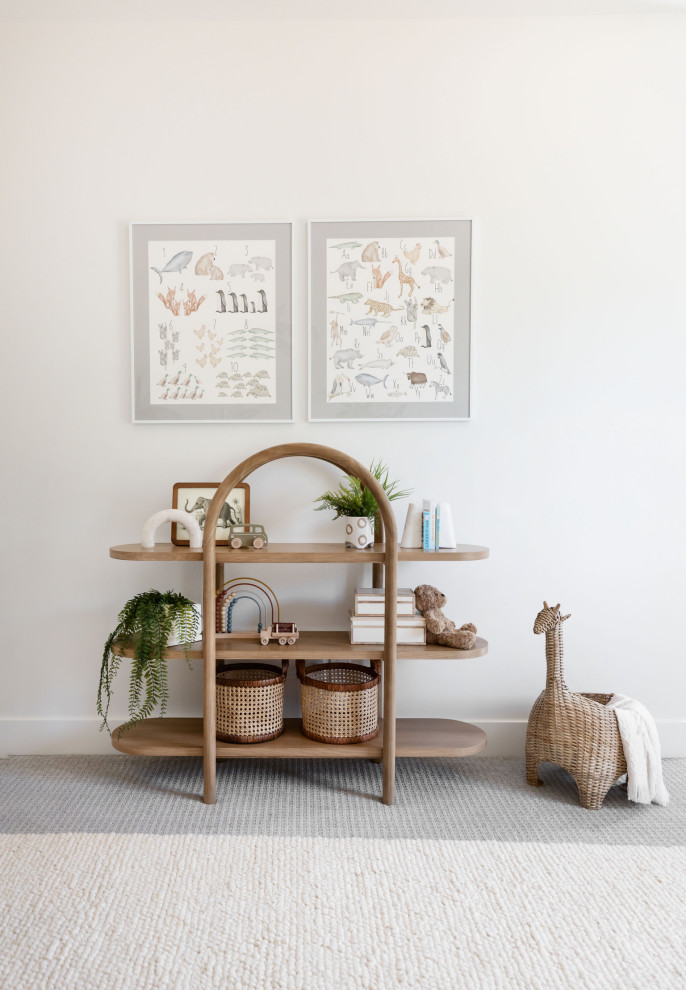 Idée de décoration pour une chambre de bébé neutre minimaliste avec un mur blanc, moquette, un sol beige et du papier peint.