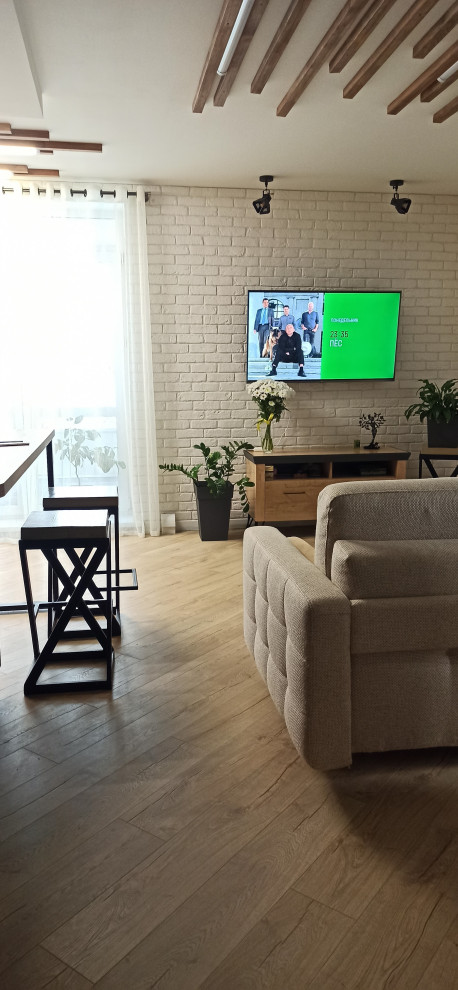 Современный интерьер с элементами лофта и сканди.