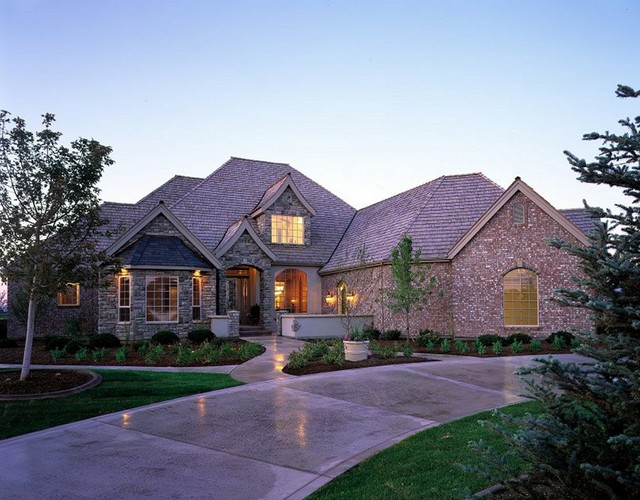 Spurwing Traditional Exterior Boise by Jenkins & Peterson