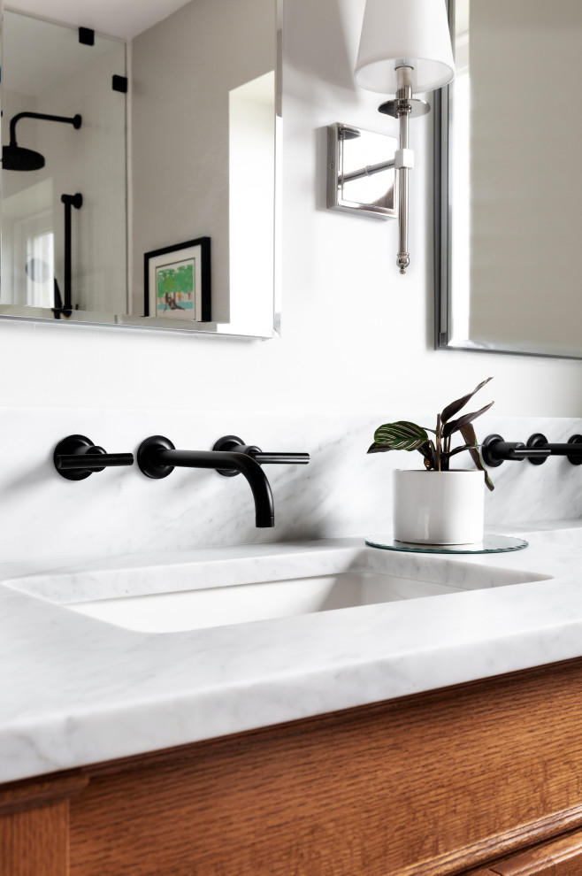 Inspiration för klassiska grått en-suite badrum, med luckor med upphöjd panel, skåp i mellenmörkt trä, en dusch i en alkov, mosaikgolv, ett undermonterad handfat, marmorbänkskiva och flerfärgat golv