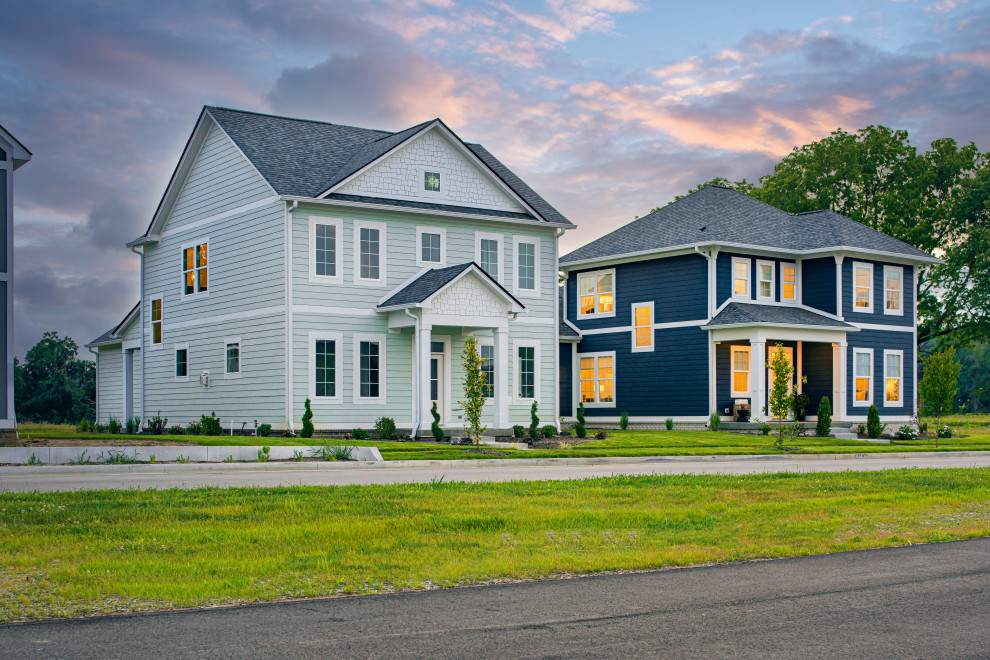 Стильный дизайн: двухэтажный, синий частный загородный дом среднего размера в современном стиле с облицовкой из винила, крышей из гибкой черепицы, серой крышей и отделкой планкеном - последний тренд