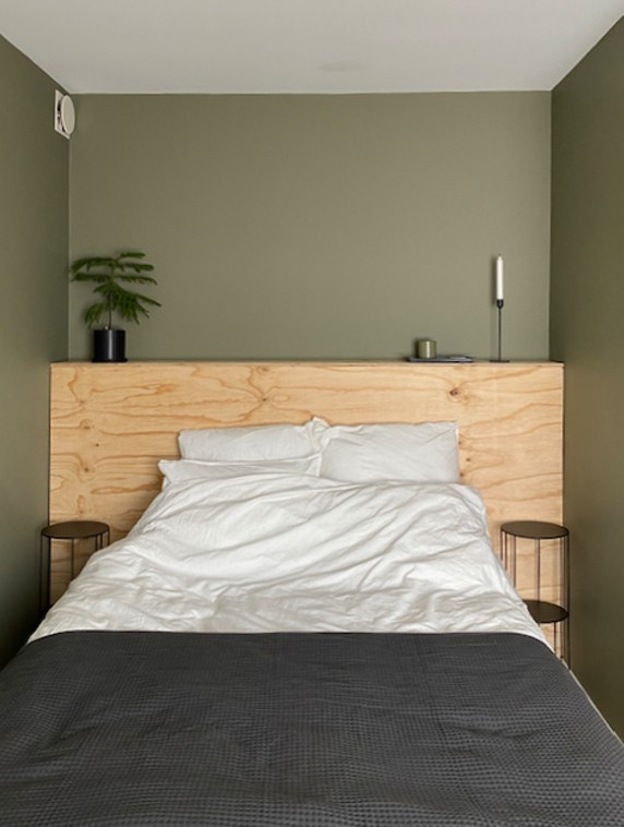 Inspiration för ett retro sovrum, med gröna väggar