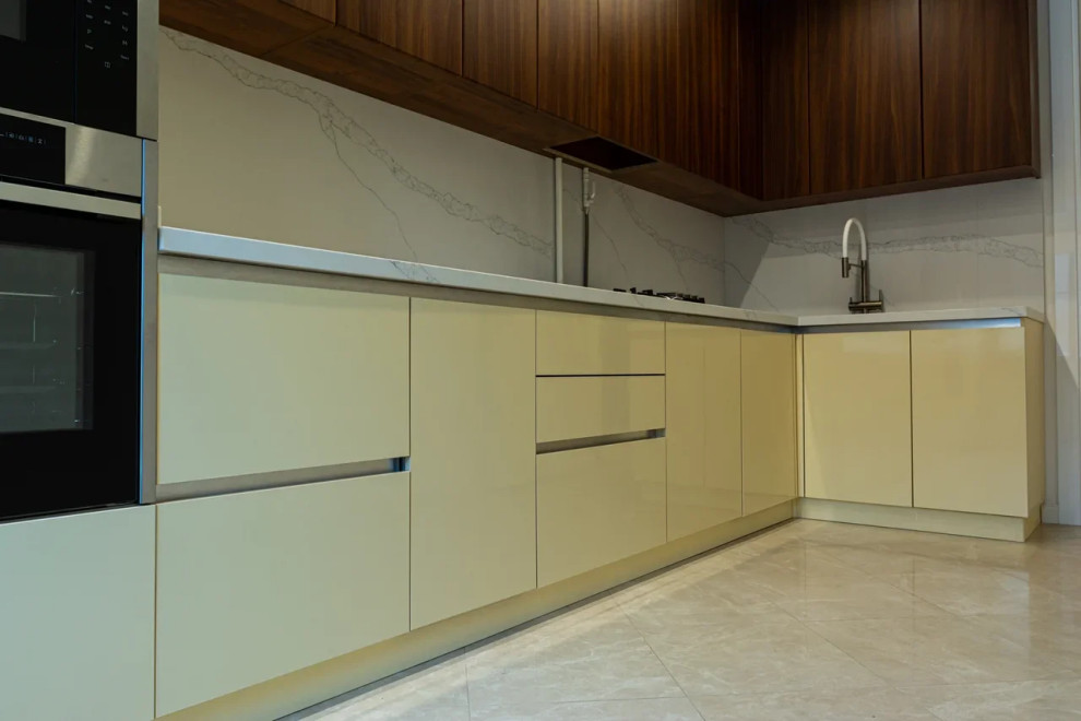 Современная кухня под потолок