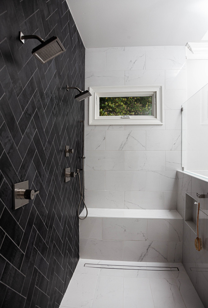Idéer för ett stort modernt vit en-suite badrum, med skåp i shakerstil, vita skåp, ett fristående badkar, svart och vit kakel, porslinskakel, grå väggar, klinkergolv i porslin, ett undermonterad handfat, bänkskiva i kvarts, vitt golv och med dusch som är öppen
