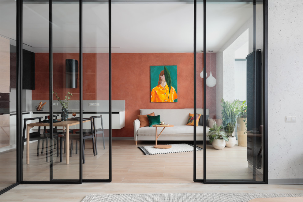 На фото: гостиная комната среднего размера в современном стиле с оранжевыми стенами с