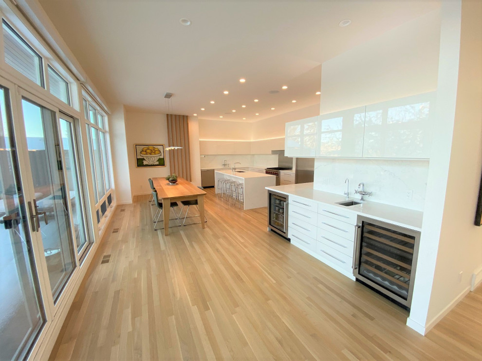 Mittelgroße Moderne Wohnküche mit weißer Wandfarbe und Wandpaneelen in Calgary