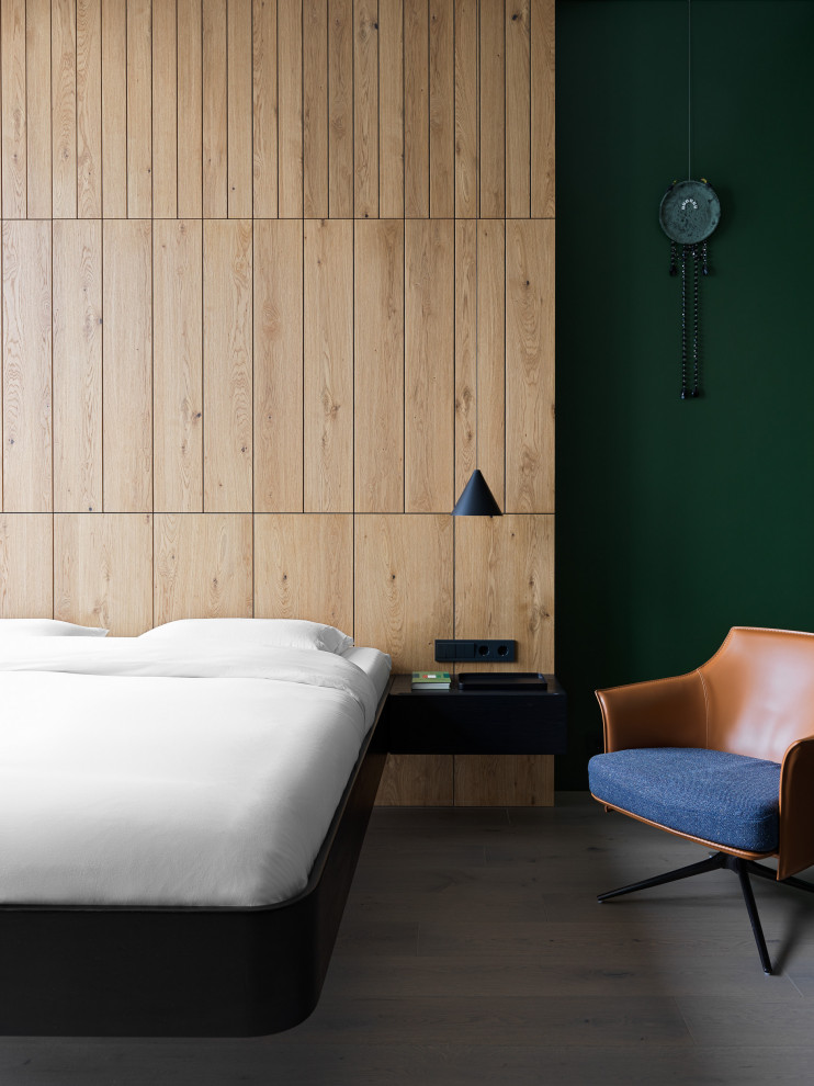 Inspiration pour une chambre parentale design en bois de taille moyenne avec un mur vert, un sol en bois brun, un sol beige et un plafond décaissé.
