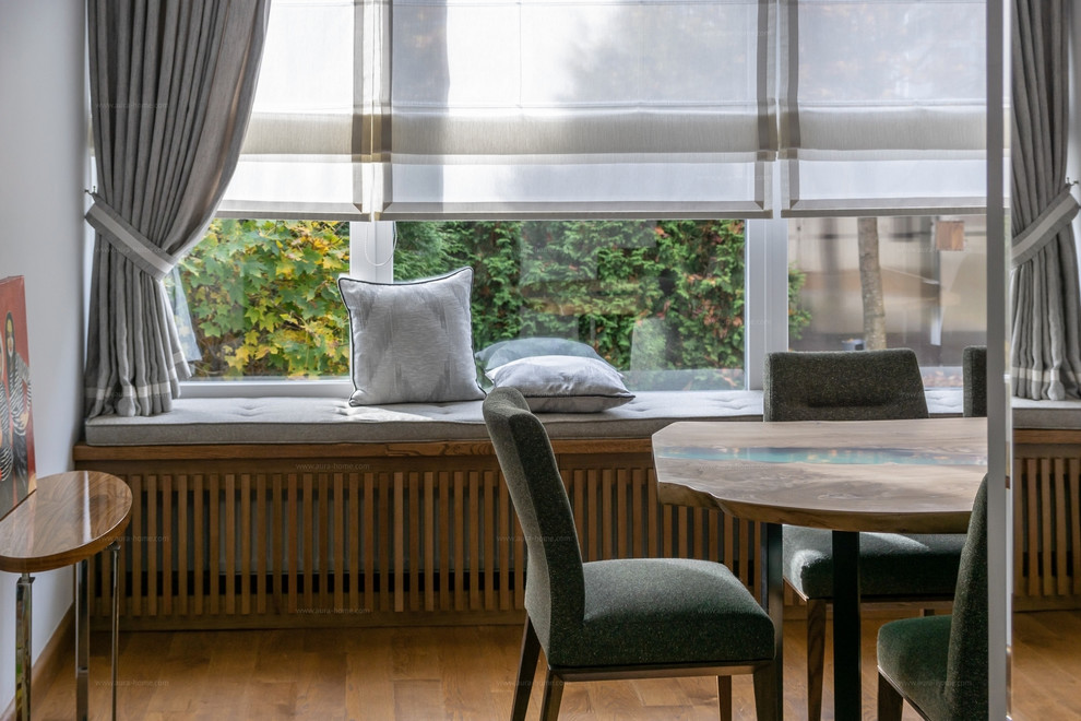 Гостиная с мягким подоконником и римскими шторами