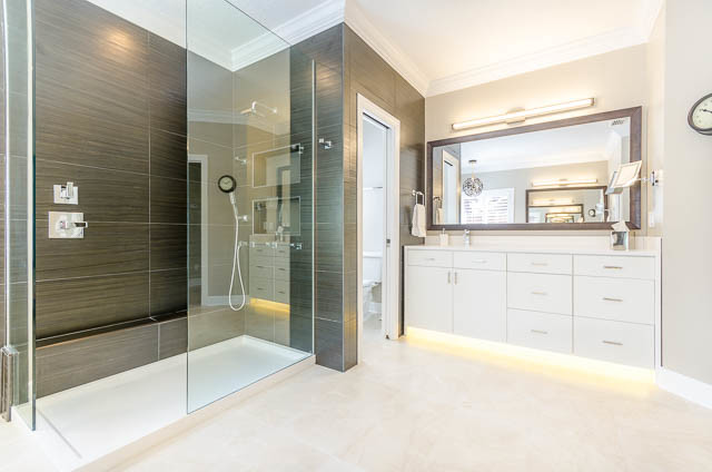 Design ideas for a mid-sized modern master bathroom in Jacksonville with flat-panel cabinets, white cabinets, a corner shower, a two-piece toilet, multi-coloured walls, an undermount sink and a freestanding tub.