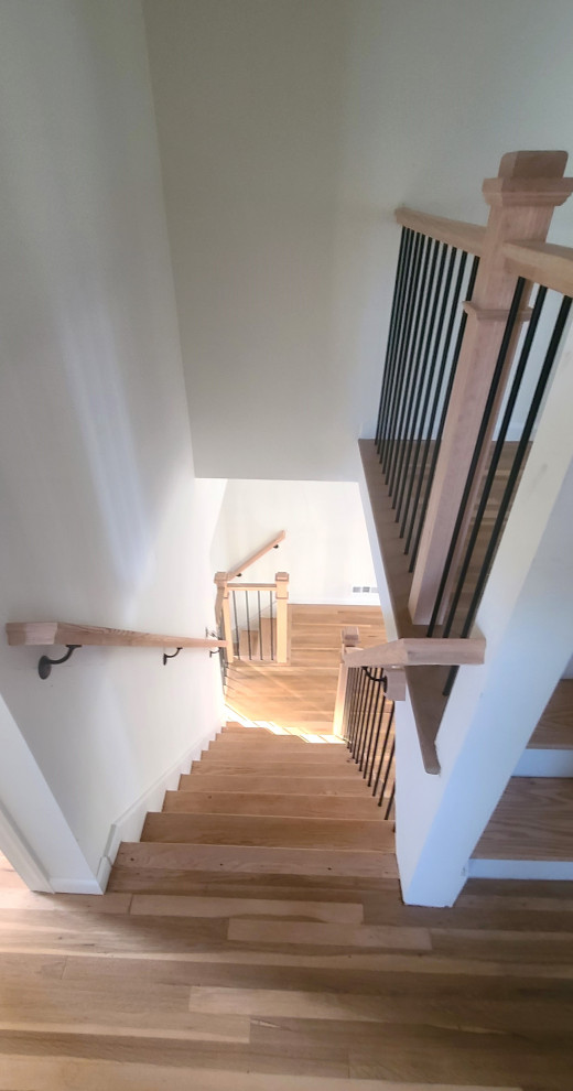 Exemple d'un escalier tendance en L de taille moyenne avec des marches en bois, des contremarches en bois et un garde-corps en matériaux mixtes.