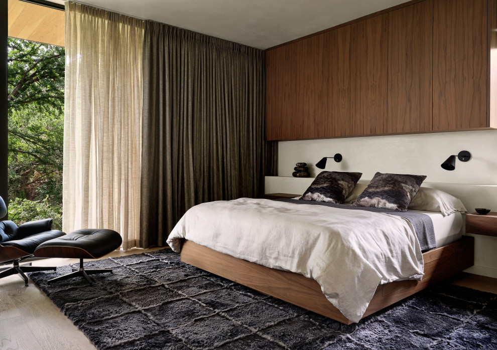Свежая идея для дизайна: большая хозяйская спальня в стиле модернизм с белыми стенами и светлым паркетным полом - отличное фото интерьера