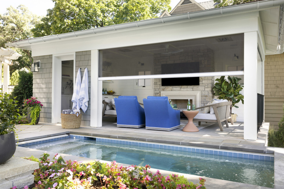 На фото: прямоугольный бассейн на заднем дворе в классическом стиле с домиком у бассейна