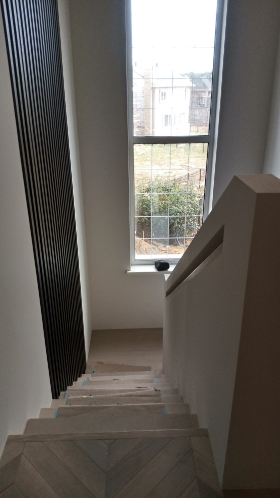 облицовка бетонной лестницы с вертикальными панелями