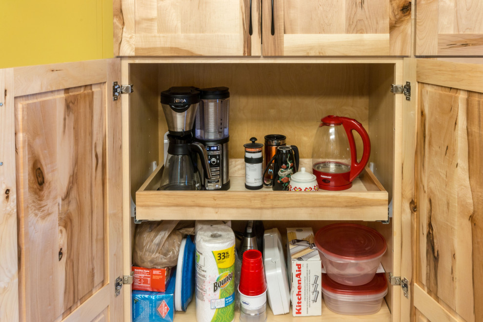 Example of a mid-sized u-shaped cement tile floor and beige floor eat-in kitchen design with an undermount sink, shaker cabinets, light wood cabinets, granite countertops, glass tile backsplash, black appliances, a peninsula and beige countertops