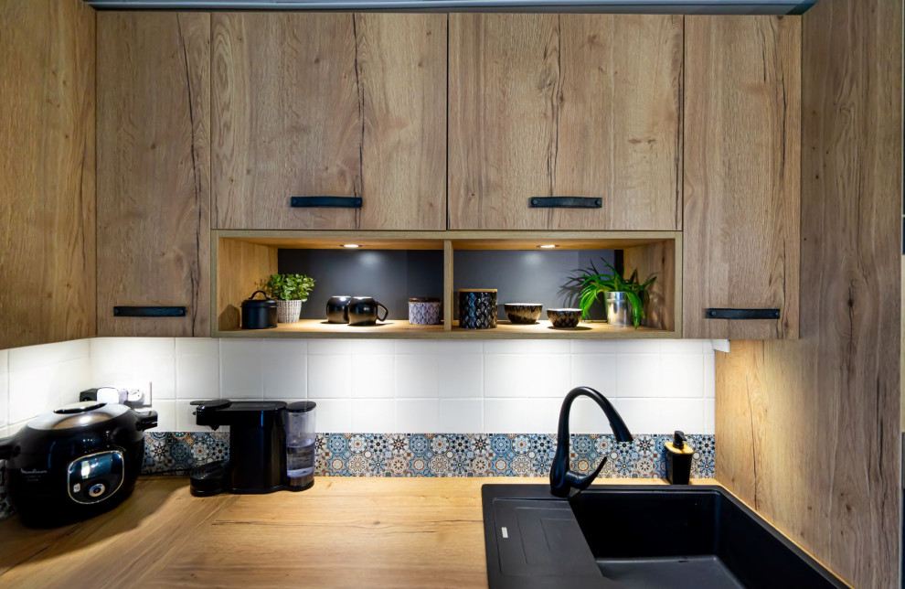 Пример оригинального дизайна: маленькая угловая кухня-гостиная в стиле лофт с одинарной мойкой и столешницей из ламината для на участке и в саду