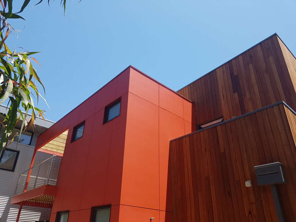 Photo of a mid-sized contemporary two-storey house exterior in Geelong.