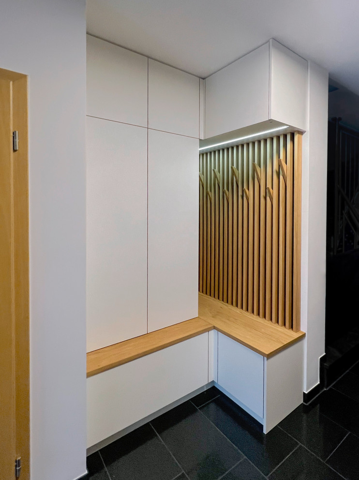 Свежая идея для дизайна: узкий коридор среднего размера в современном стиле с белыми стенами, полом из керамогранита, черным полом, потолком с обоями и обоями на стенах - отличное фото интерьера