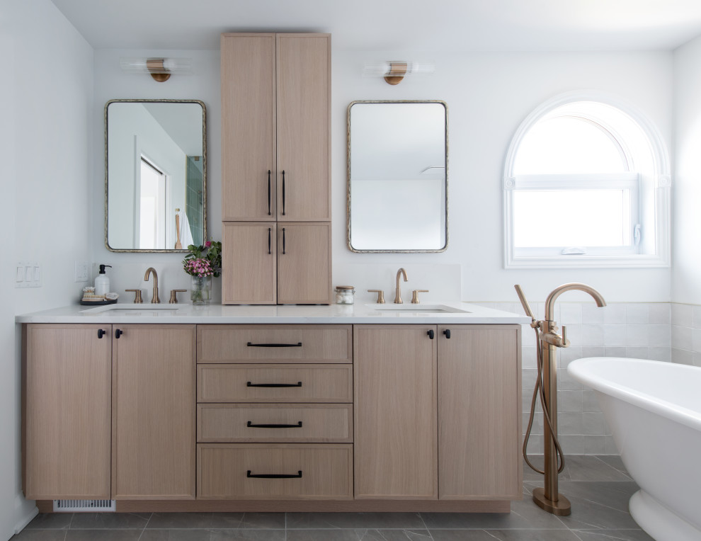 Eat-in kitchen - mid-sized transitional u-shaped medium tone wood floor eat-in kitchen idea with an undermount sink, shaker cabinets, white cabinets, quartz countertops, white backsplash, quartz backsplash, stainless steel appliances, a peninsula and white countertops