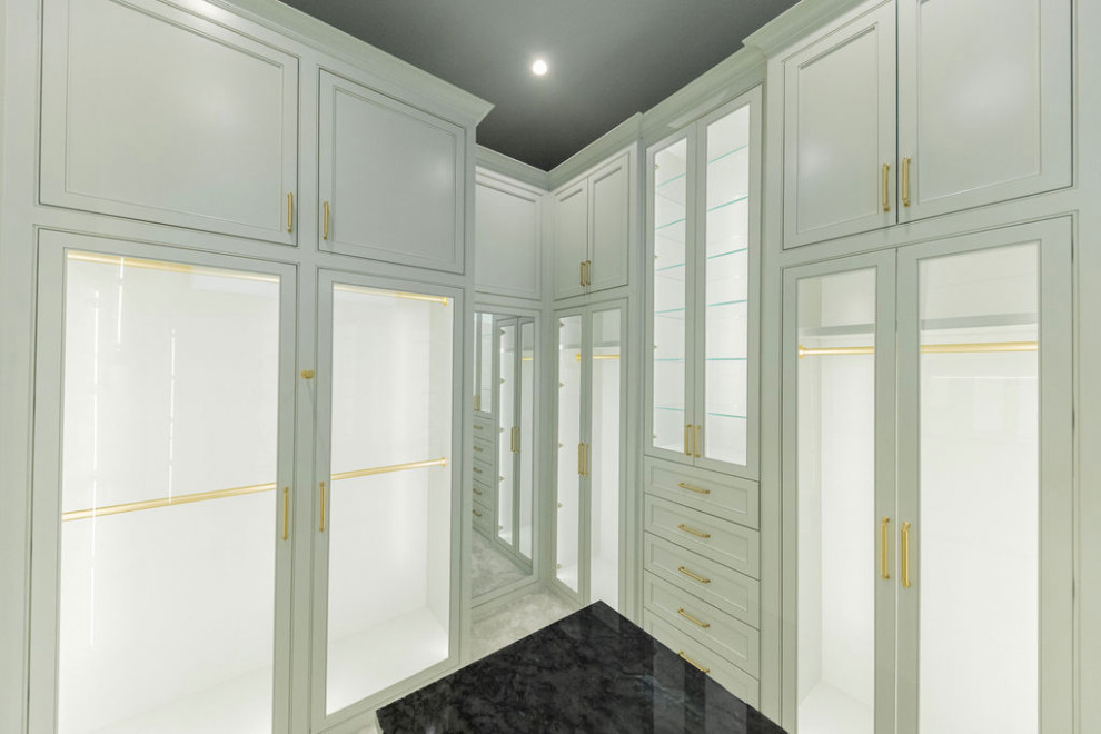 Идея дизайна: большая гардеробная комната унисекс в стиле неоклассика (современная классика) с фасадами с декоративным кантом, серыми фасадами, ковровым покрытием и серым полом