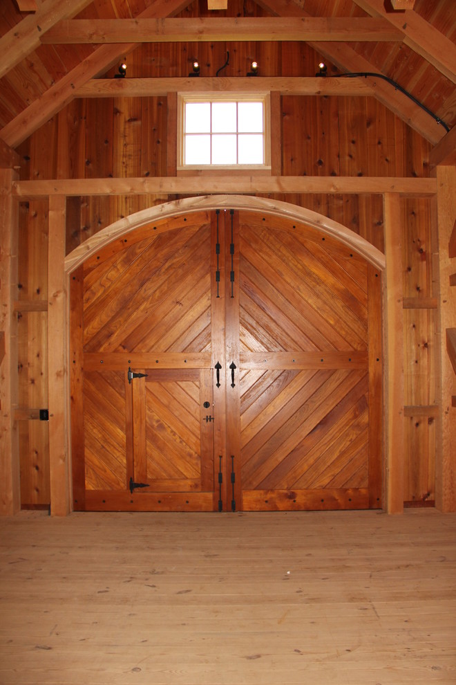 This is an example of an expansive traditional detached barn in Philadelphia.