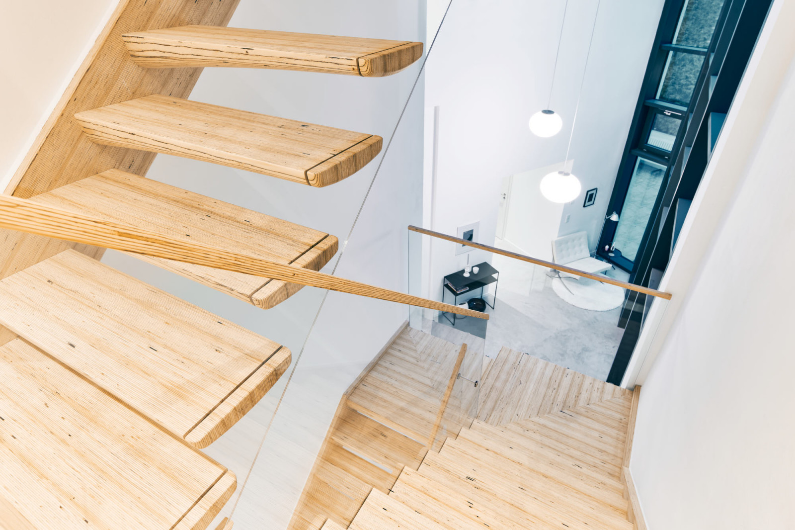 Консольная лестница из БауБухе со стеклянным ограждением