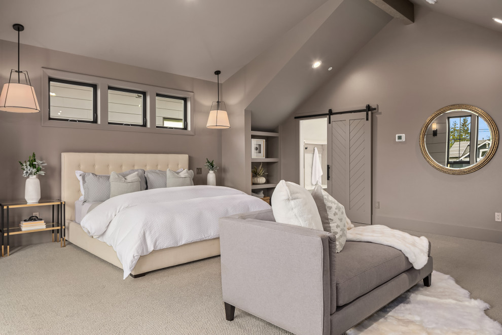 Geräumiges Landhausstil Hauptschlafzimmer mit grauer Wandfarbe, Kamin, Kaminumrandung aus Holzdielen, gewölbter Decke und Holzdielenwänden in Seattle