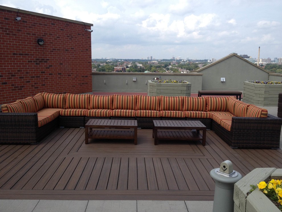 Inspiration for a modern deck remodel in Toronto