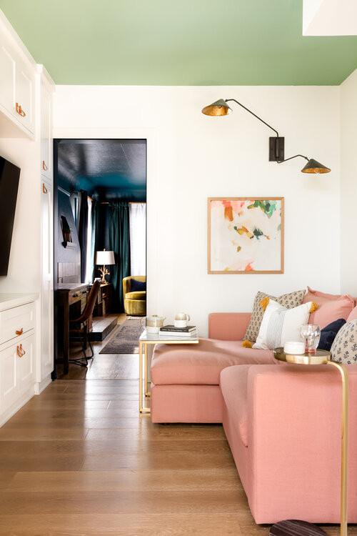 Imagen de salón para visitas cerrado contemporáneo de tamaño medio sin chimenea y televisor con paredes azules y suelo de madera en tonos medios