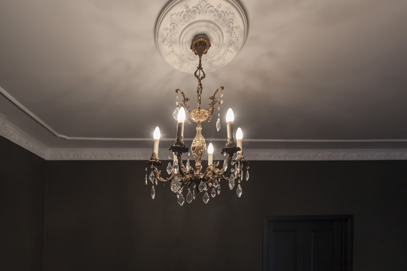 Неоклассика в чёрно-серых тонах.