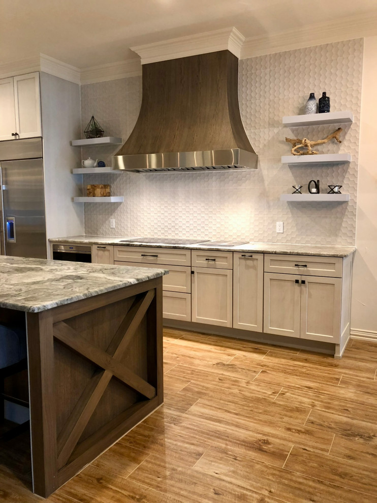 Exempel på ett stort maritimt grå grått kök, med en undermonterad diskho, skåp i shakerstil, vita skåp, granitbänkskiva, grått stänkskydd, stänkskydd i porslinskakel, rostfria vitvaror, klinkergolv i porslin, en köksö och brunt golv