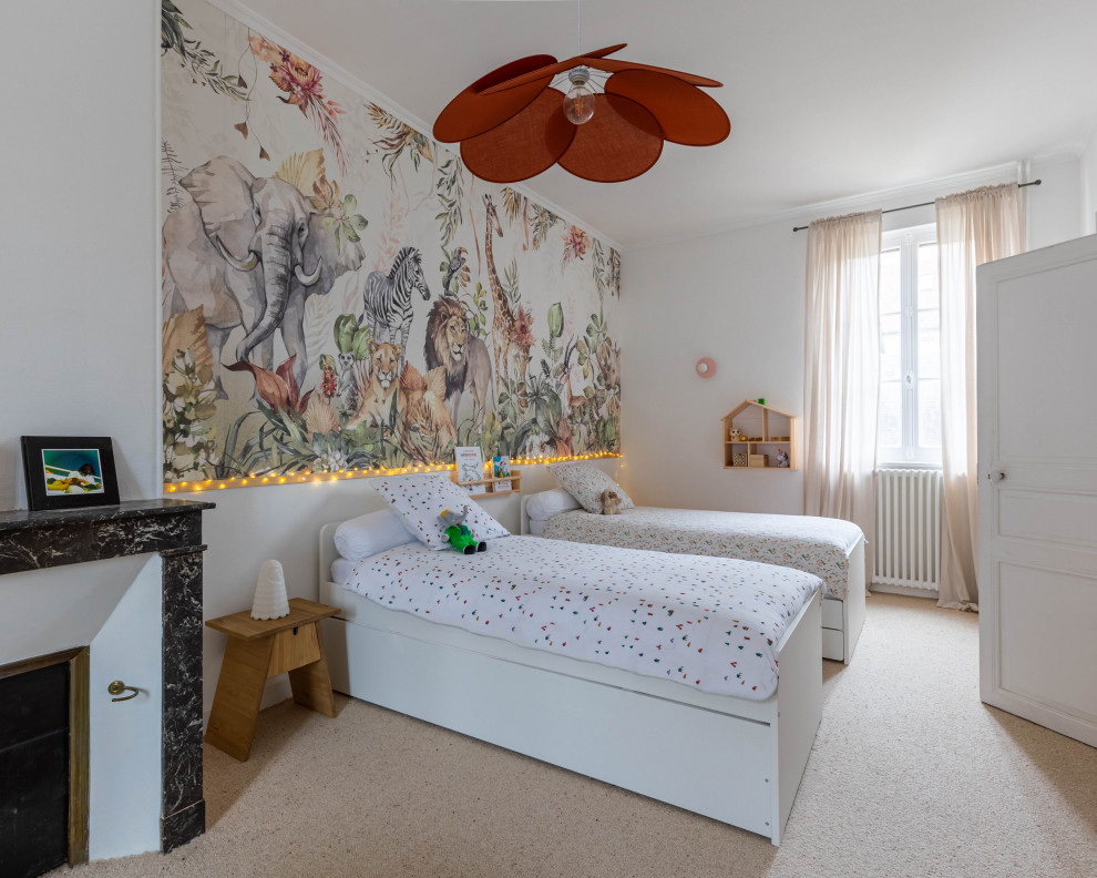 На фото: нейтральная детская среднего размера в стиле фьюжн с спальным местом, белыми стенами, ковровым покрытием, бежевым полом и обоями на стенах для ребенка от 4 до 10 лет с