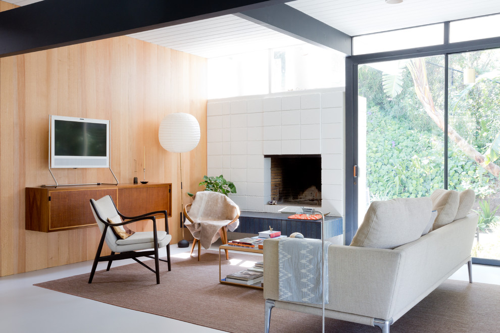 Mid-century modern home design photo in Los Angeles