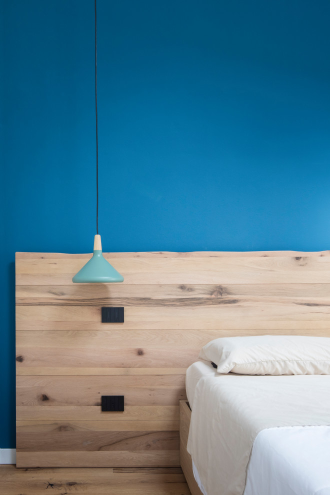 Идея дизайна: большая хозяйская спальня в современном стиле с синими стенами, светлым паркетным полом, разноцветным полом и деревянным потолком