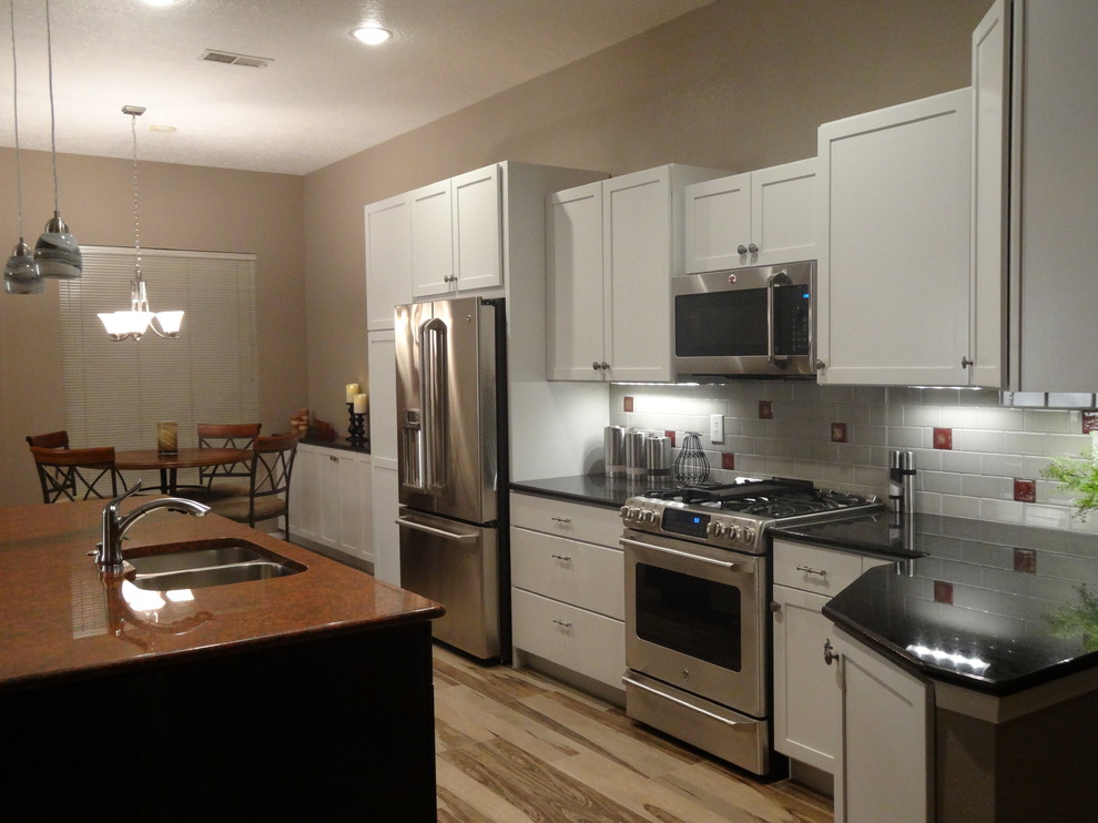 Kitchen - modern kitchen idea in Albuquerque
