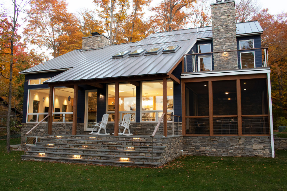 Große, Verglaste, Überdachte Moderne Veranda hinter dem Haus mit Natursteinplatten und Drahtgeländer in Sonstige
