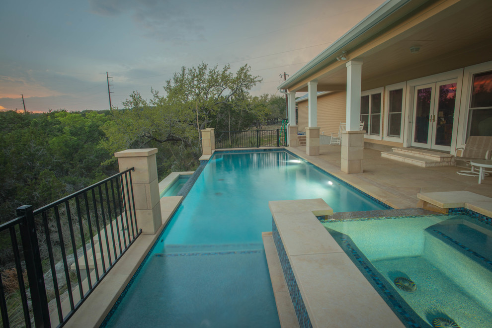 Contemporary swimming pool in Austin.