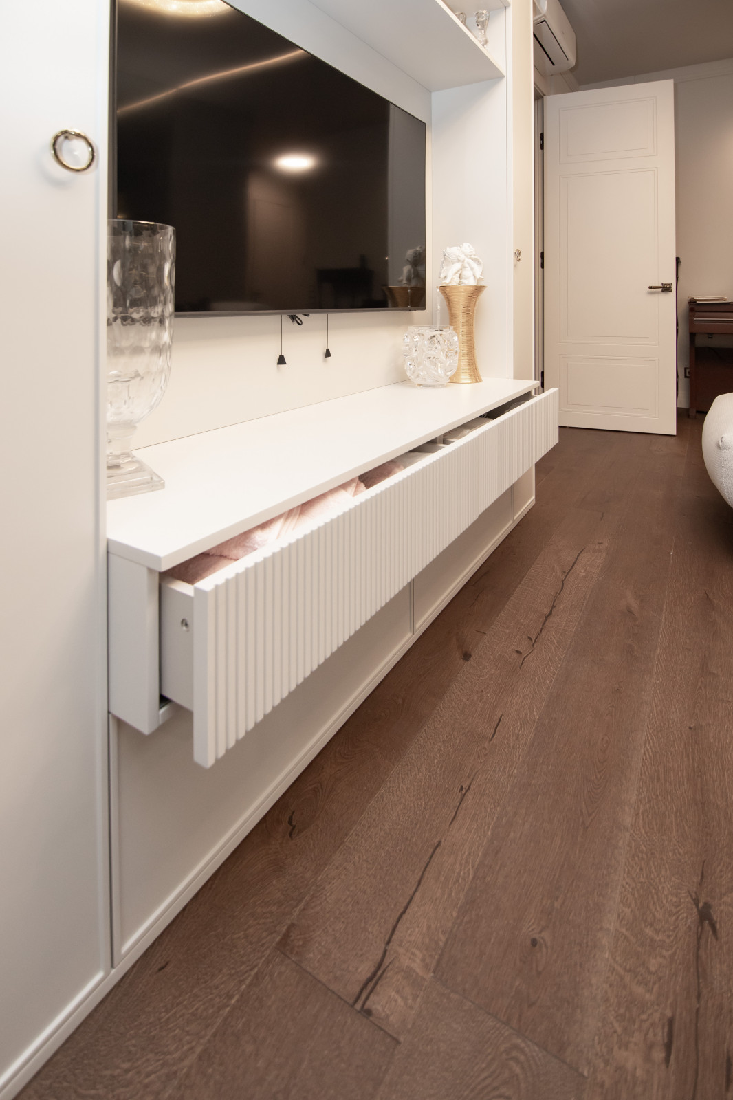 Стеллаж в гостиную для оформления ТВ-зоны