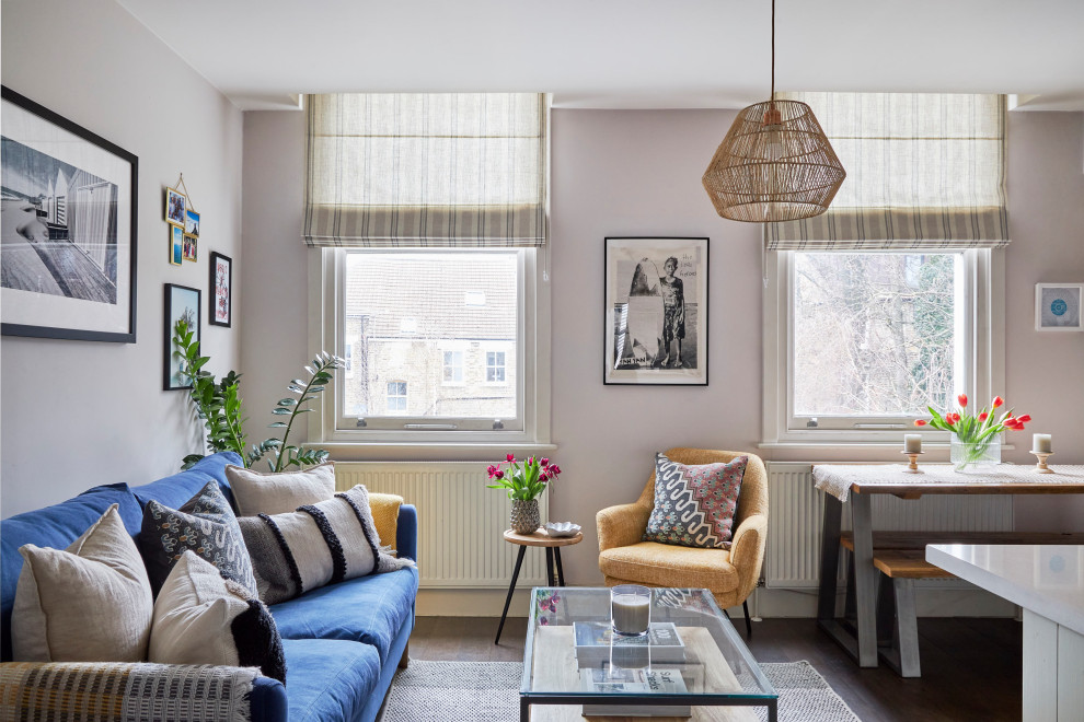 Kleines Klassisches Wohnzimmer mit weißer Wandfarbe, dunklem Holzboden und TV-Wand in London