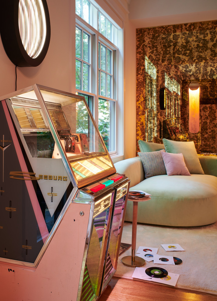 Ejemplo de sala de juegos en casa actual grande sin televisor con paredes blancas, suelo de madera clara y suelo marrón