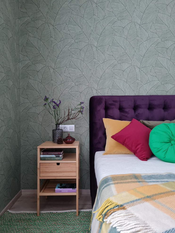 На фото: хозяйская спальня среднего размера в стиле фьюжн с зелеными стенами, полом из ламината, бежевым полом и обоями на стенах