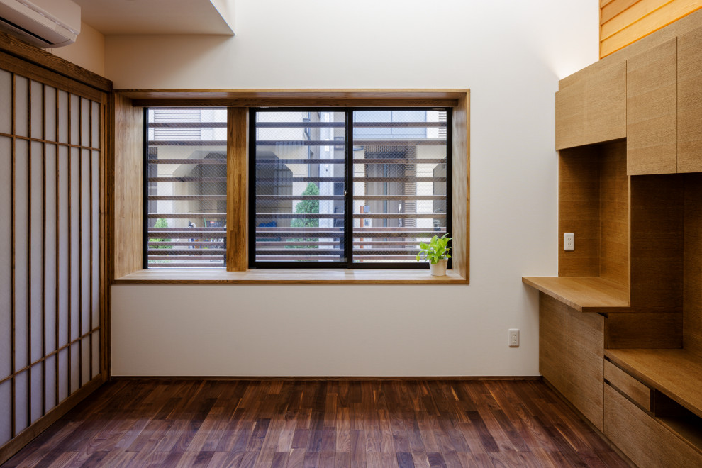 Idéer för små separata vardagsrum, med ett finrum, bruna väggar, mörkt trägolv, en fristående TV och brunt golv