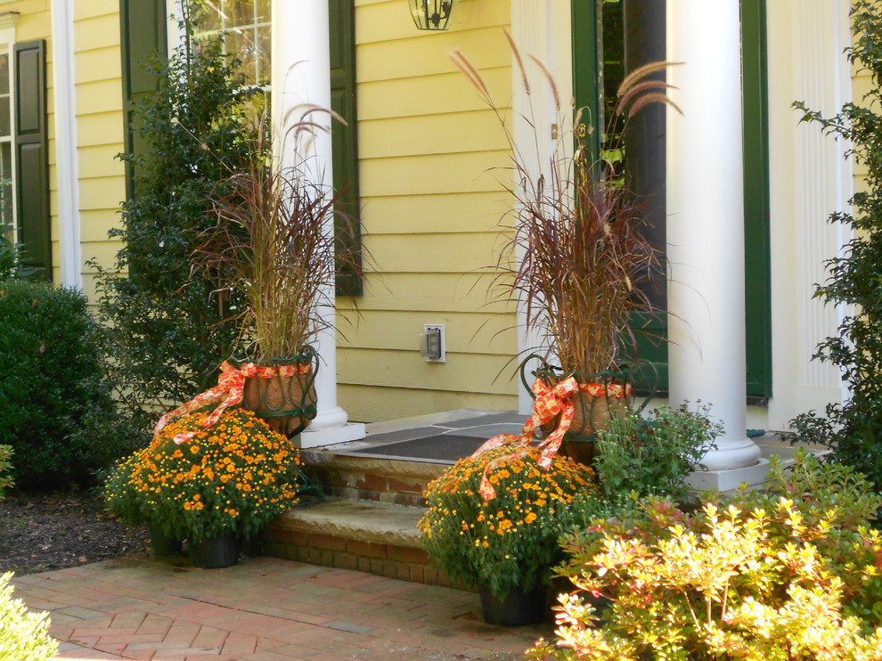 Inspiration for a mid-sized traditional front yard full sun formal garden for fall in New York with a container garden.