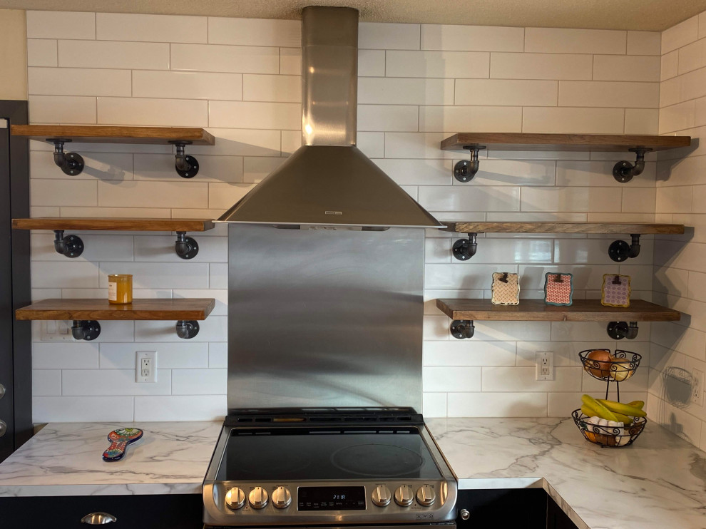 Example of a large transitional eat-in kitchen design