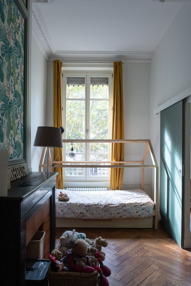 На фото: детская в скандинавском стиле с спальным местом, белыми стенами и паркетным полом среднего тона для девочки с