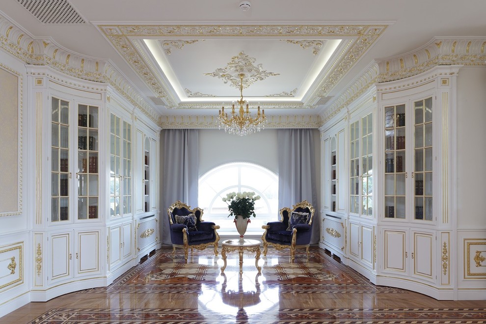 Роскошная классическая гостиная в загородной резиденции.