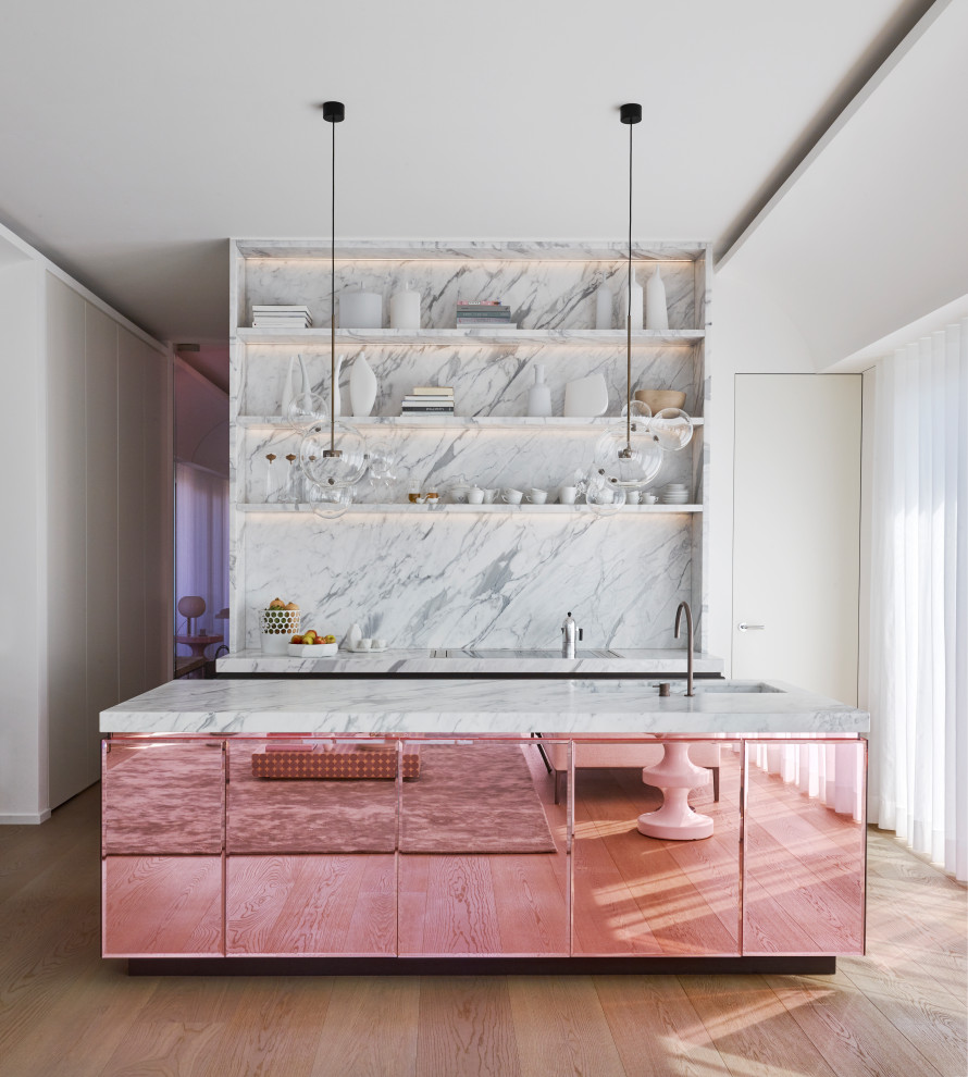 Foto på ett mellanstort funkis grå kök, med en integrerad diskho, luckor med profilerade fronter, marmorbänkskiva, grått stänkskydd, stänkskydd i marmor, integrerade vitvaror, ljust trägolv, en köksö och grått golv
