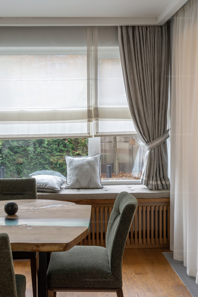 Гостиная с мягким подоконником и римскими шторами
